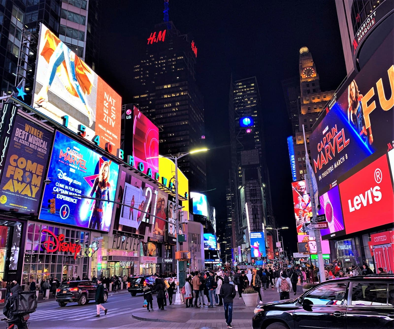 Gece şehirde dev led ekranlar ve billboardlar