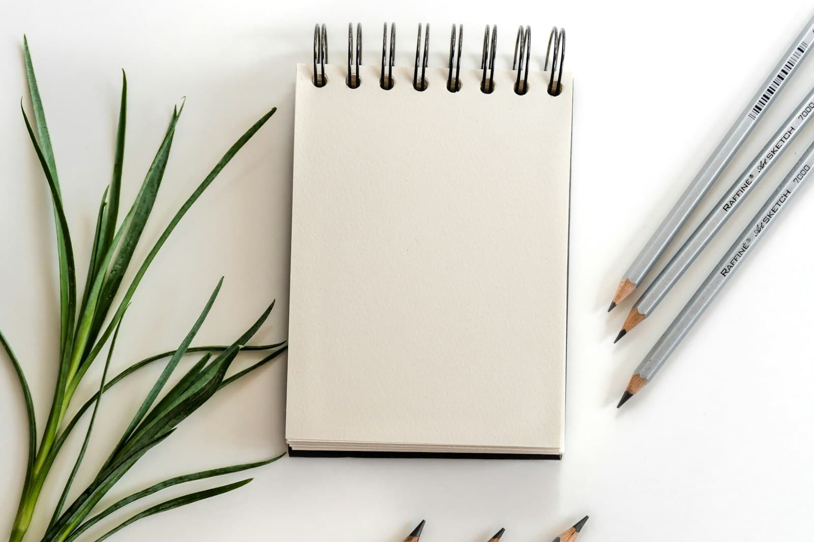 Spiralli defter, kalemler ve kurumsal kırtasiye seti