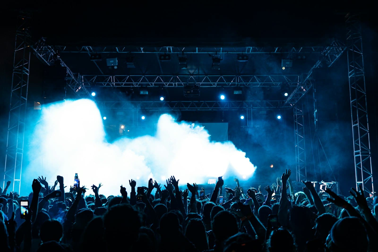 Gece konserinde sahne önünde toplanan kalabalık